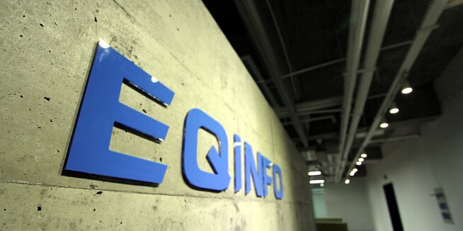 易奇科技办公区走廊的 EQINFO 品牌标识墙